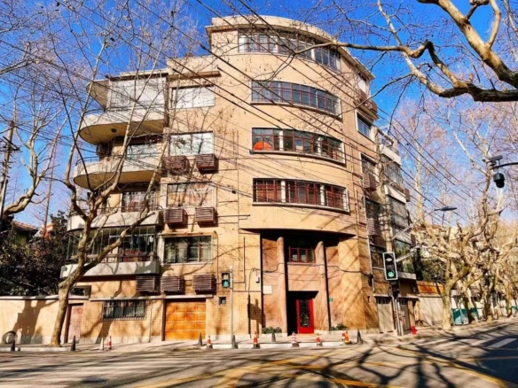 Rare collector‘s grade duplex by architect Alexandre Léonard at Amyron Apartments, Gao’an Road. 160 sqm + 50 sqm private roof terrace. A legendary love story in Shanghai‘s heart.