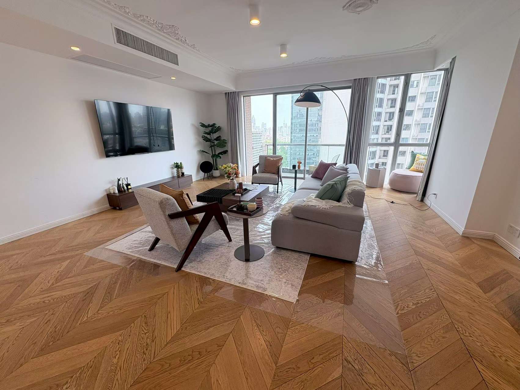 Spacious high-floor 239 sqm 4-bed, 2-bath + maid's room at Chevalier Place, Anfu Road. Full underfloor heating + central AC. Premium FFC boutique tower. 45,000 RMB/month