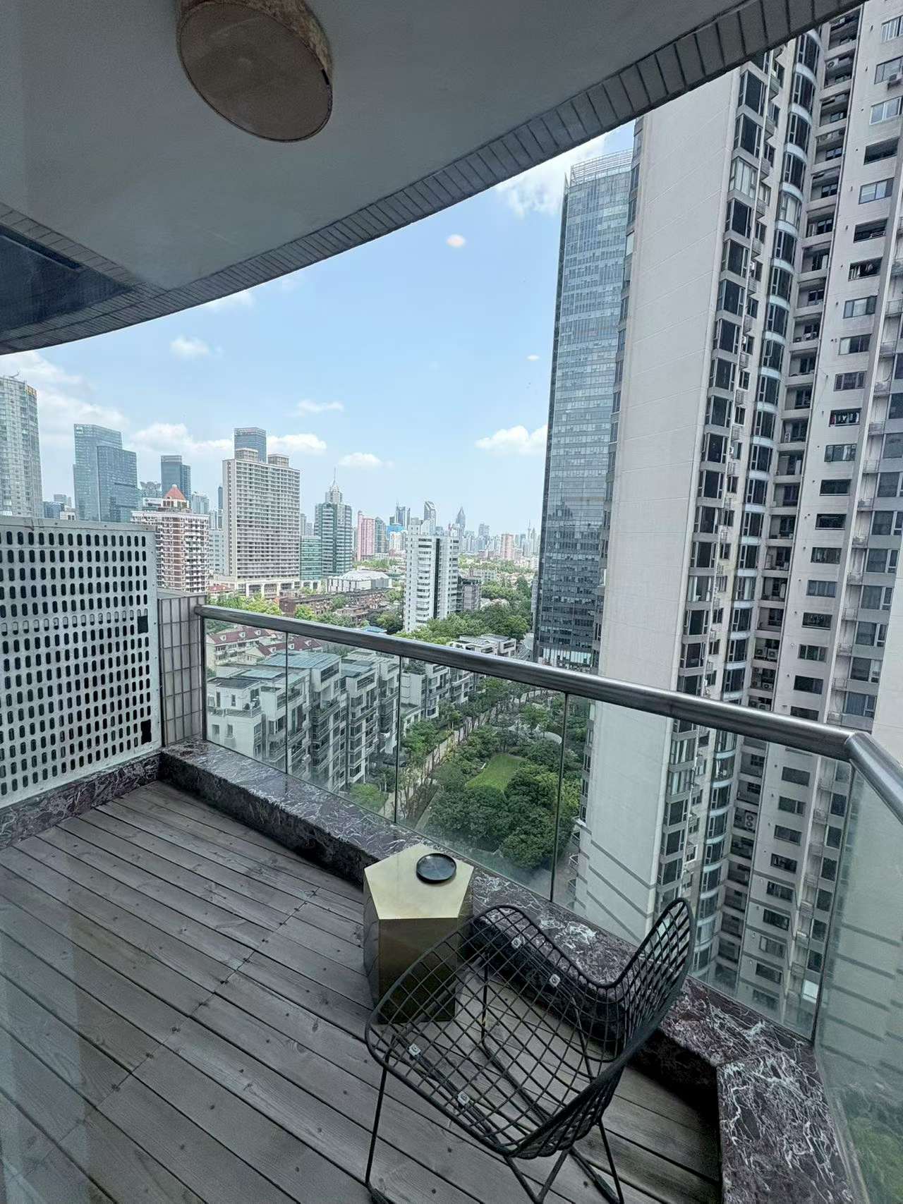 Spacious high-floor 239 sqm 4-bed, 2-bath + maid's room at Chevalier Place, Anfu Road. Full underfloor heating + central AC. Premium FFC boutique tower. 45,000 RMB/month