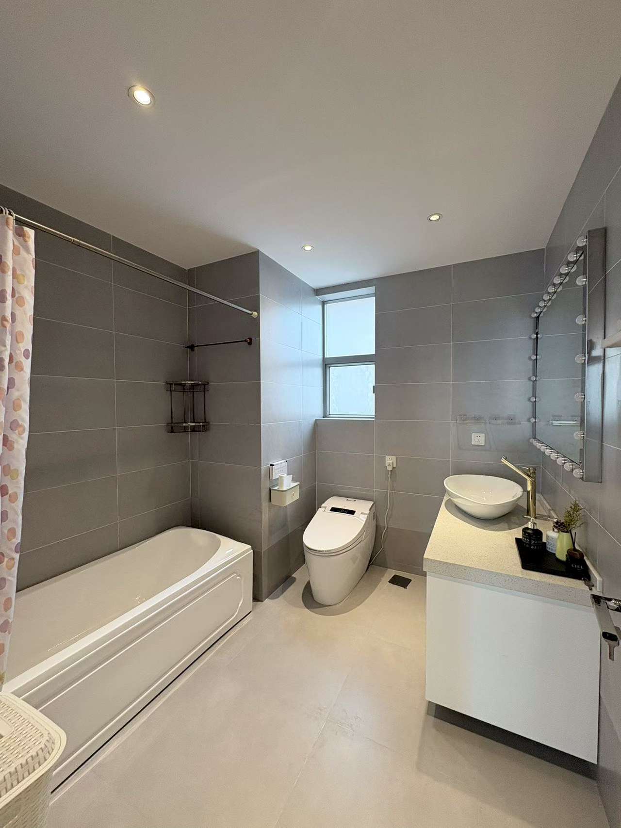 Spacious high-floor 239 sqm 4-bed, 2-bath + maid's room at Chevalier Place, Anfu Road. Full underfloor heating + central AC. Premium FFC boutique tower. 45,000 RMB/month