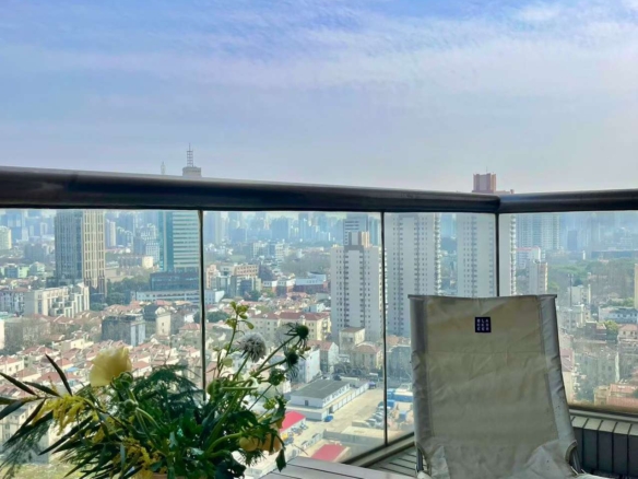 High floor 258 sqm grand apartment at Chevalier Place on Anfu Road. Siemens kitchen, Duravit bathrooms, underfloor heating + central AC. 58,000 RMB/month.