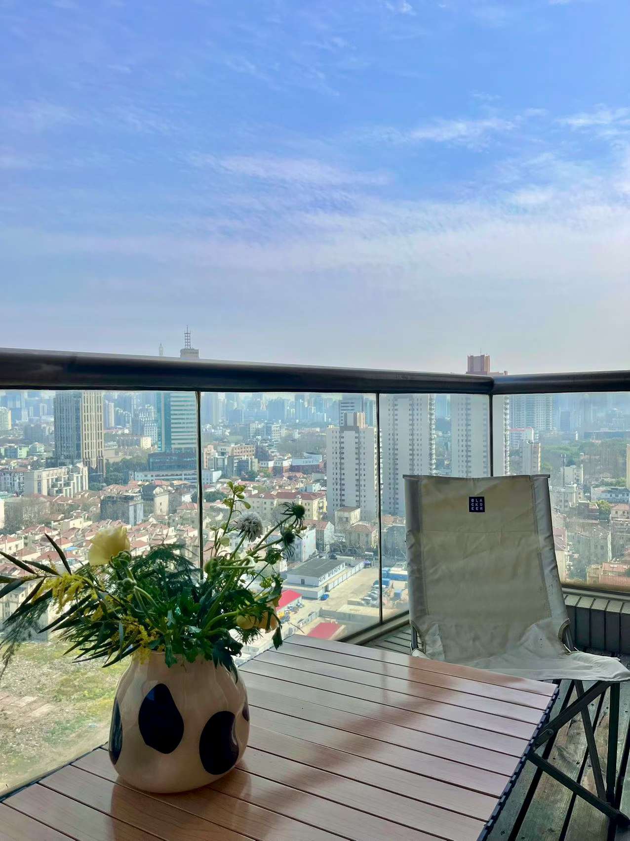 High floor 258 sqm grand apartment at Chevalier Place on Anfu Road. Siemens kitchen, Duravit bathrooms, underfloor heating + central AC. 58,000 RMB/month.