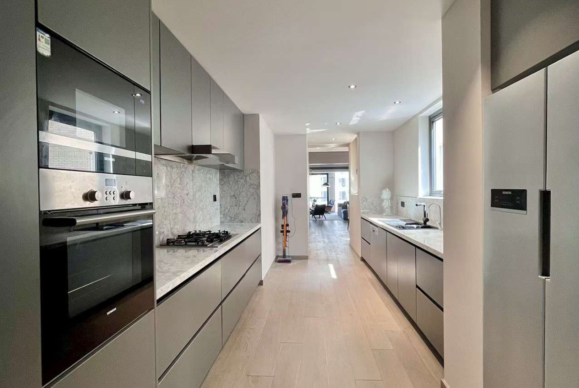 High floor 258 sqm grand apartment at Chevalier Place on Anfu Road. Siemens kitchen, Duravit bathrooms, underfloor heating + central AC. 58,000 RMB/month.