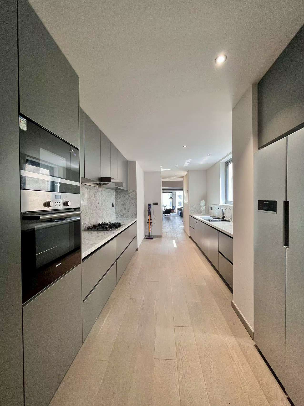 High floor 258 sqm grand apartment at Chevalier Place on Anfu Road. Siemens kitchen, Duravit bathrooms, underfloor heating + central AC. 58,000 RMB/month.