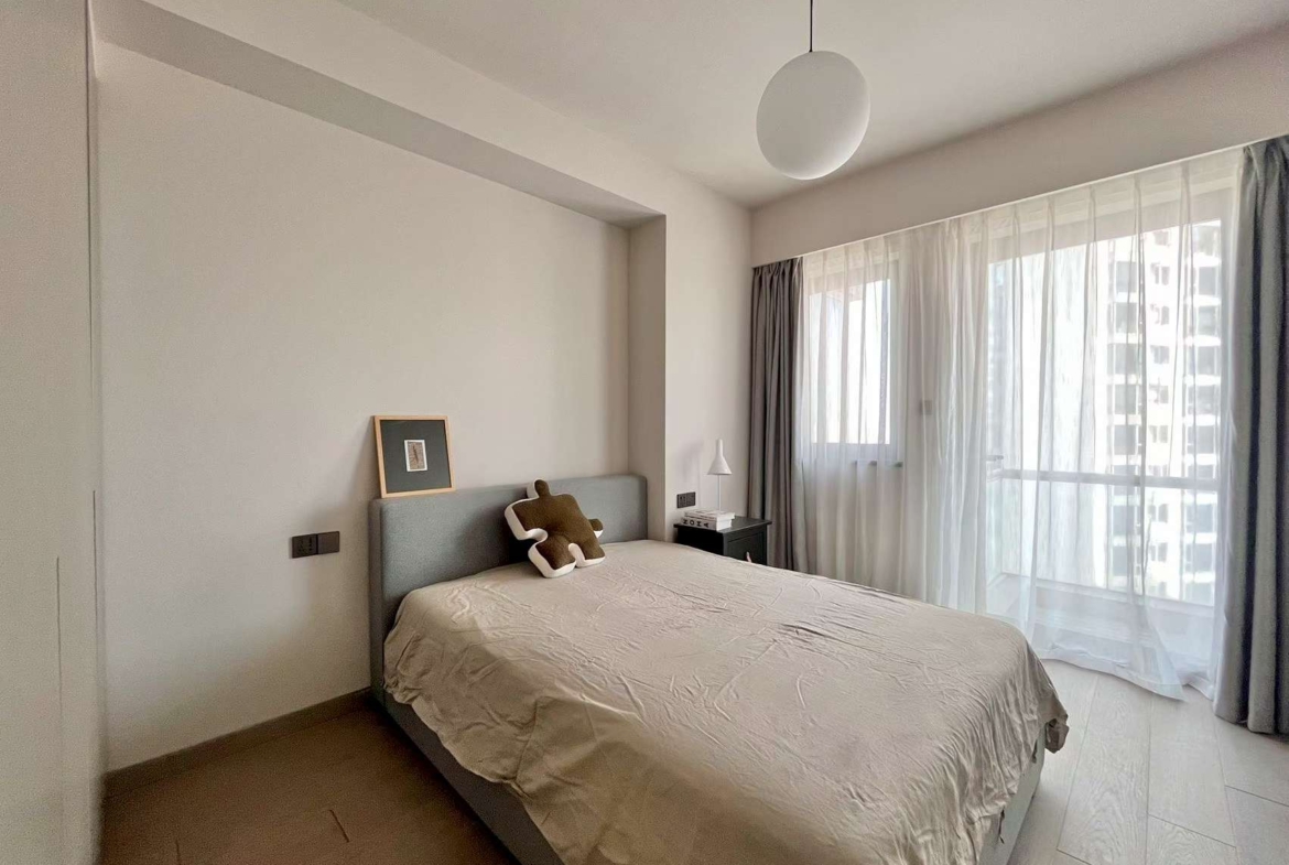 High floor 258 sqm grand apartment at Chevalier Place on Anfu Road. Siemens kitchen, Duravit bathrooms, underfloor heating + central AC. 58,000 RMB/month.