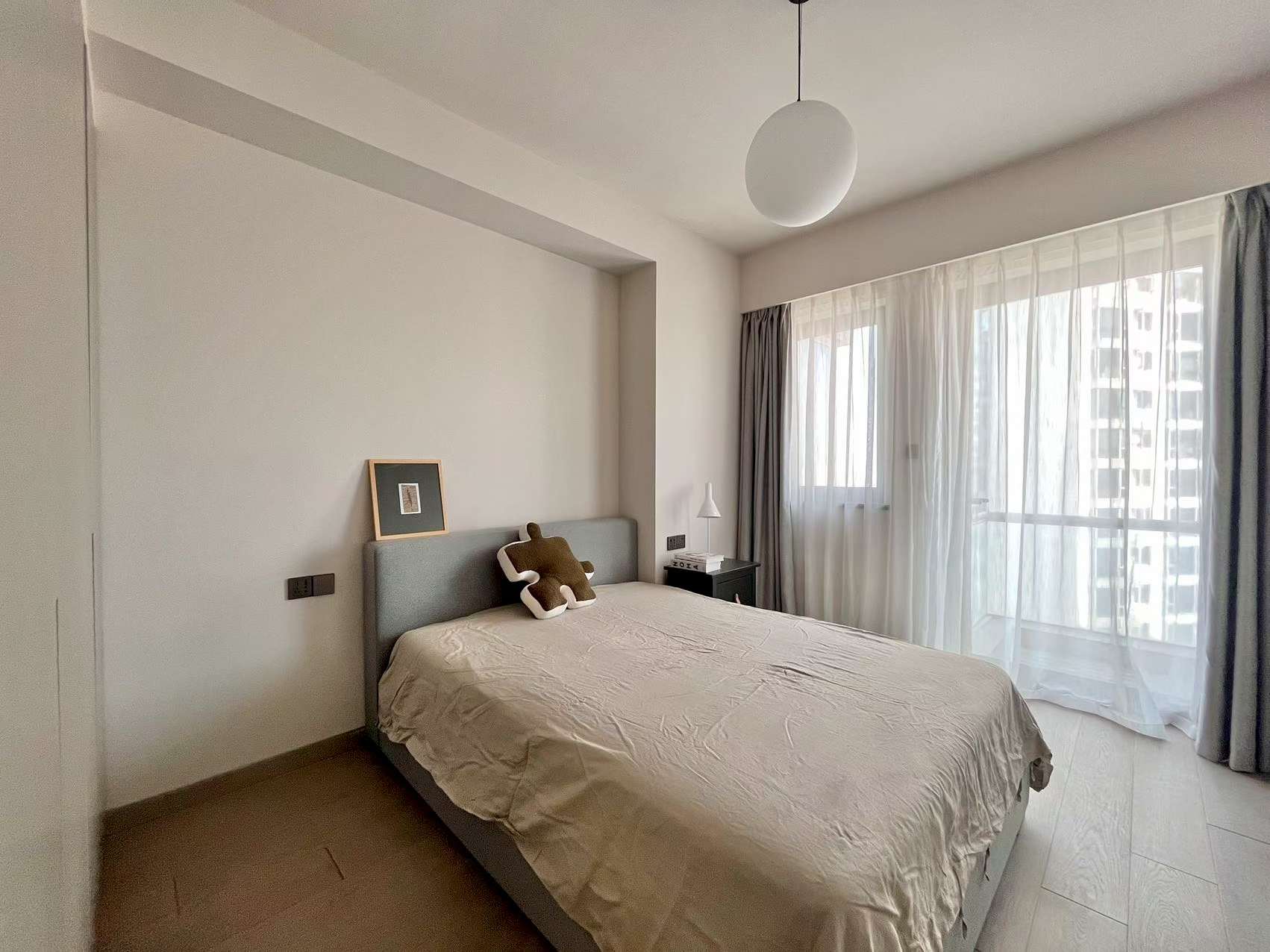 High floor 258 sqm grand apartment at Chevalier Place on Anfu Road. Siemens kitchen, Duravit bathrooms, underfloor heating + central AC. 58,000 RMB/month.