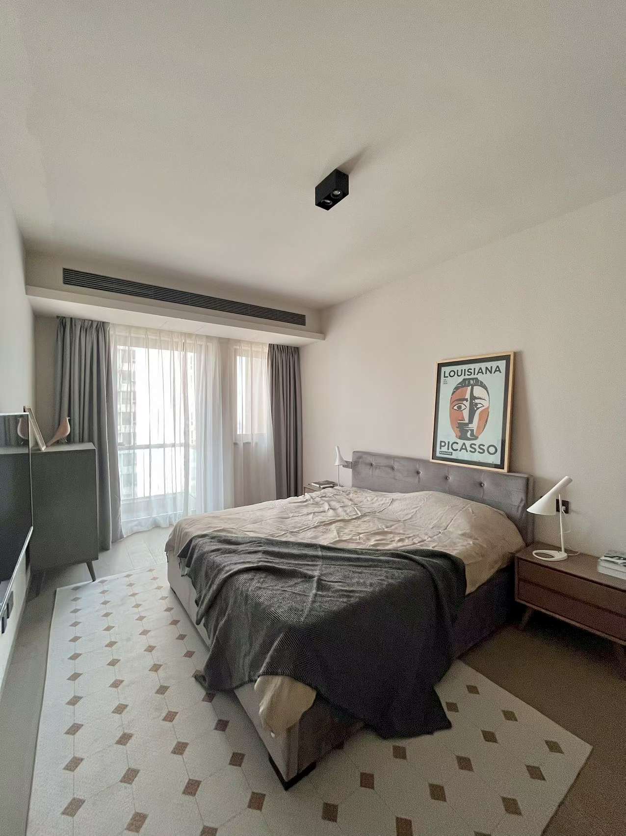 High floor 258 sqm grand apartment at Chevalier Place on Anfu Road. Siemens kitchen, Duravit bathrooms, underfloor heating + central AC. 58,000 RMB/month.