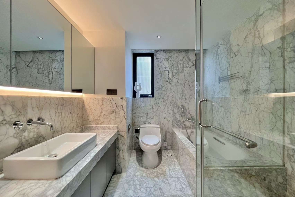 High floor 258 sqm grand apartment at Chevalier Place on Anfu Road. Siemens kitchen, Duravit bathrooms, underfloor heating + central AC. 58,000 RMB/month.