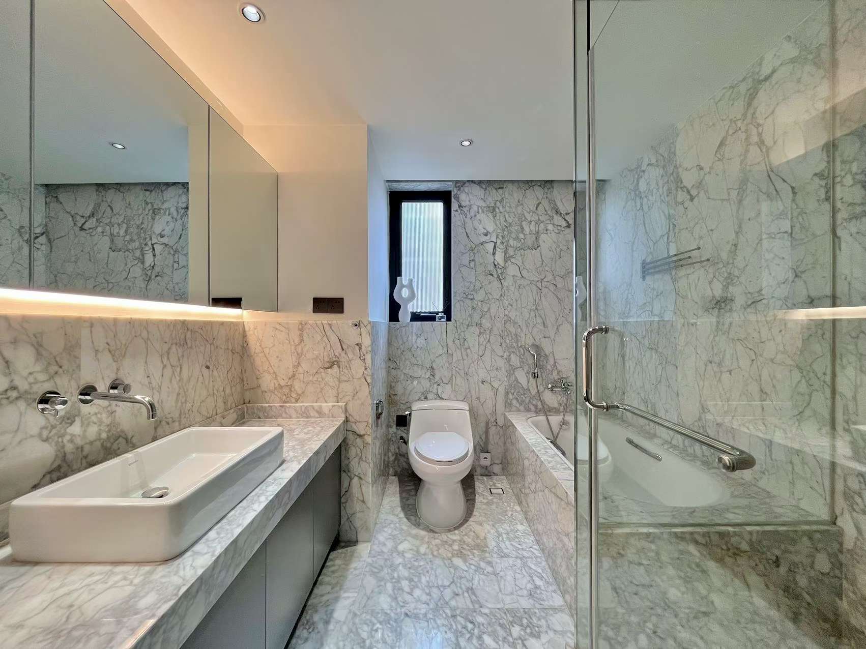 High floor 258 sqm grand apartment at Chevalier Place on Anfu Road. Siemens kitchen, Duravit bathrooms, underfloor heating + central AC. 58,000 RMB/month.