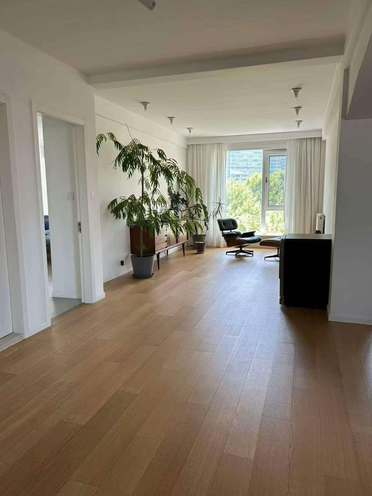 Spacious 171 sqm top-floor 2-bed, 2-bath at Overseas Chinese Apartment, 189 Yuqing Road, FFC. Elevator building, opposite XuJiaHui Park. Gao'an Road No. 1 Primary catchment. 29,800 RMB/month.