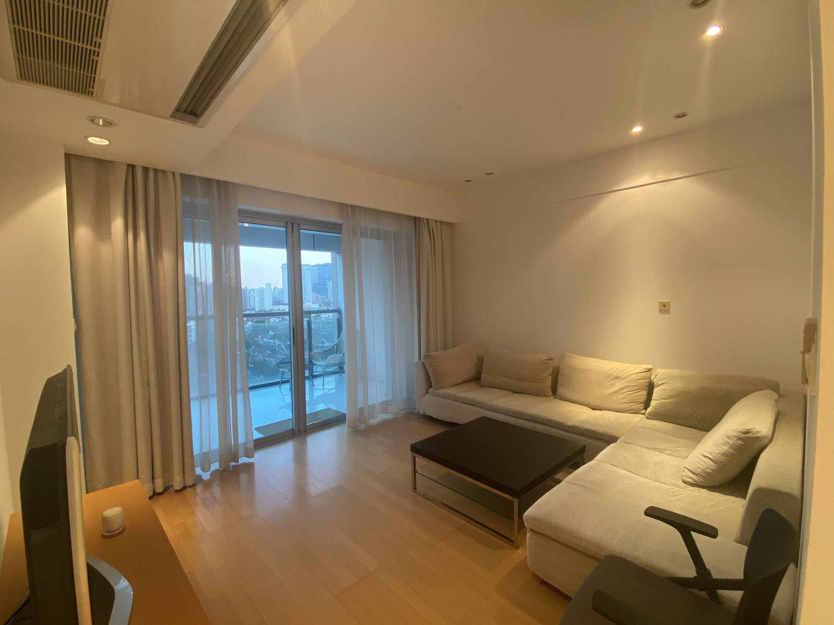 Spacious 135 sqm 2-bed, 2-bath at Crystal Pavilion, Jing'an. Directly above Nanjing West Road metro (Lines 2,12,13). Steps from HKRI Taikoo Hui and Plaza 66. 24,000 RMB/month. Available June 19.*