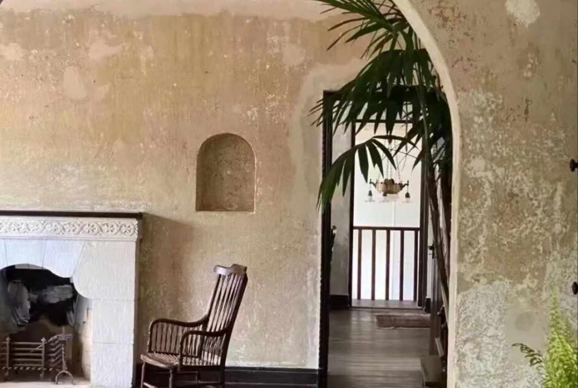 Stunning Spanish-style heritage mansion at 2018 Huaihai Road, FFC. Entire second floor – 189 sqm with domed ceiling and rooftop terrace. Available for rent (46k/month) or sale (33M).