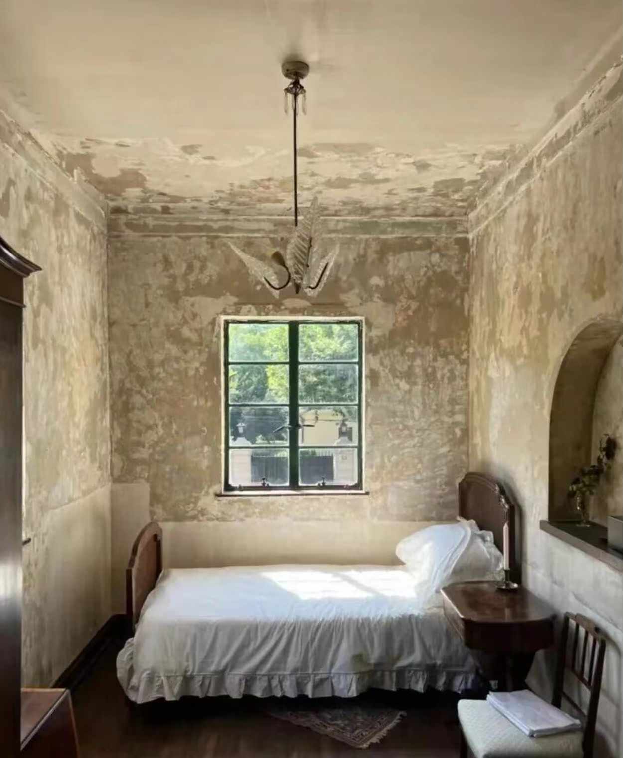 Stunning Spanish-style heritage mansion at 2018 Huaihai Road, FFC. Entire second floor – 189 sqm with domed ceiling and rooftop terrace. Available for rent (46k/month) or sale (33M).