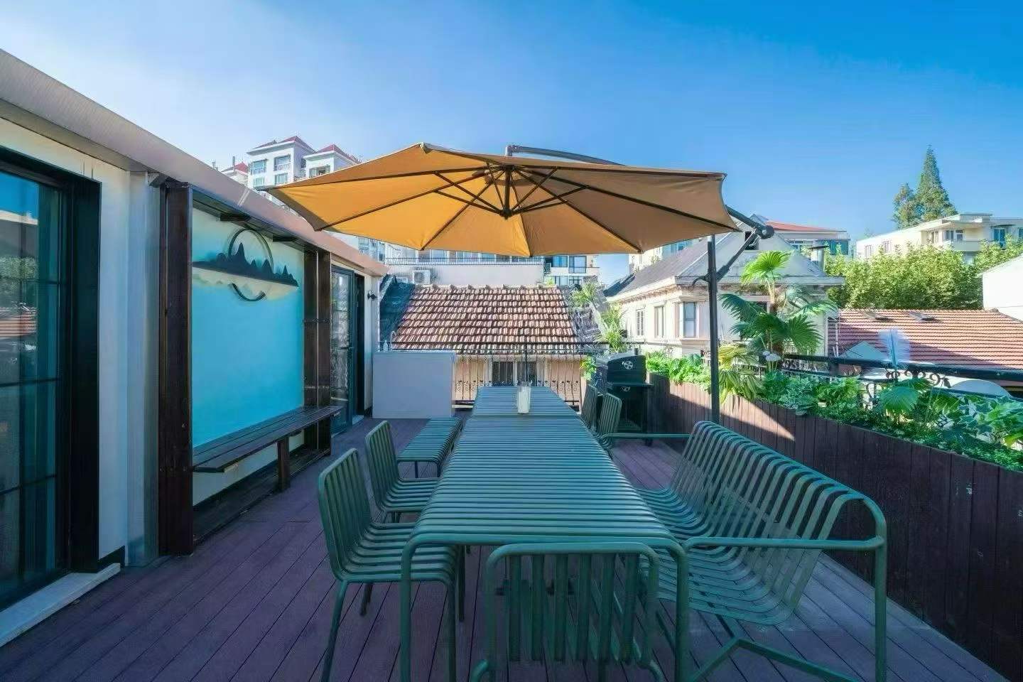 Standalone lane house on protected Hunan Road. 280 sqm, 5 bedrooms, 60 sqm roof terrace, parking available. Live, office, or showroom. 48,000 RMB/month.