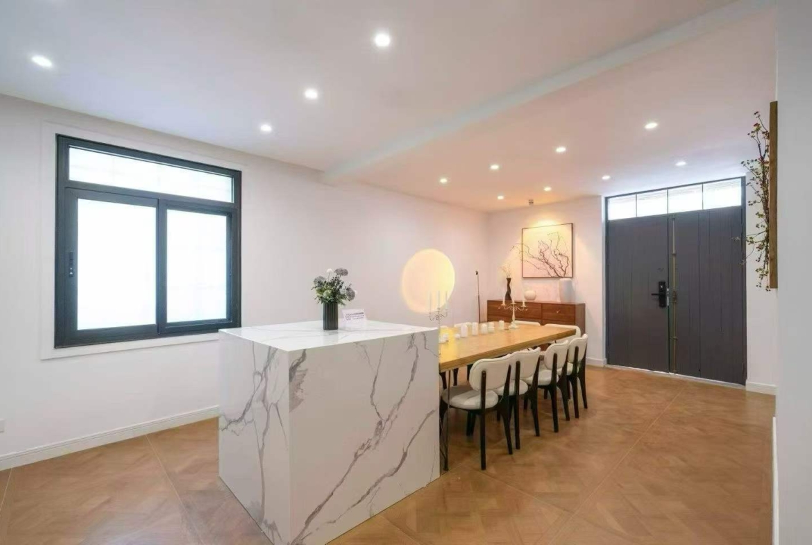 Standalone lane house on protected Hunan Road. 280 sqm, 5 bedrooms, 60 sqm roof terrace, parking available. Live, office, or showroom. 48,000 RMB/month.