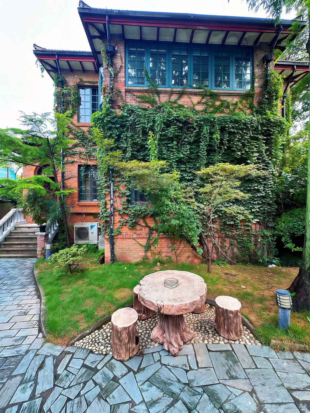 Hunan-Road-Villa-Apartment-191-sqm-3-Bed-3-Bath-FFC-Garden (1) 1928 heritage garden villa on protected Hunan Road. Main building first floor plus separate annex. 150 sqm private garden, garage included. 58,000 RMB/month.