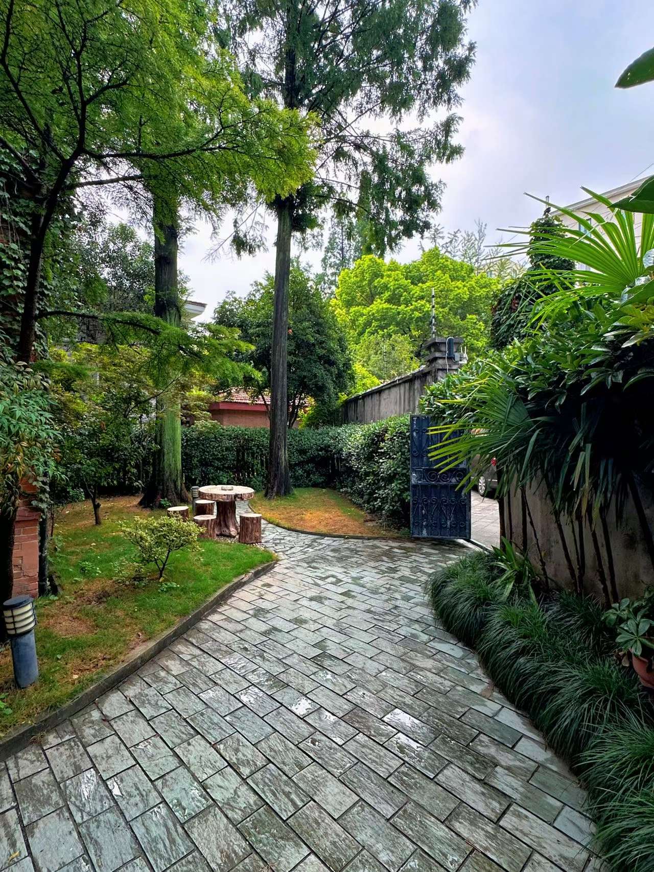 Hunan-Road-Villa-Apartment-191-sqm-3-Bed-3-Bath-FFC-Garden (2) 1928 heritage garden villa on protected Hunan Road. Main building first floor plus separate annex. 150 sqm private garden, garage included. 58,000 RMB/month.