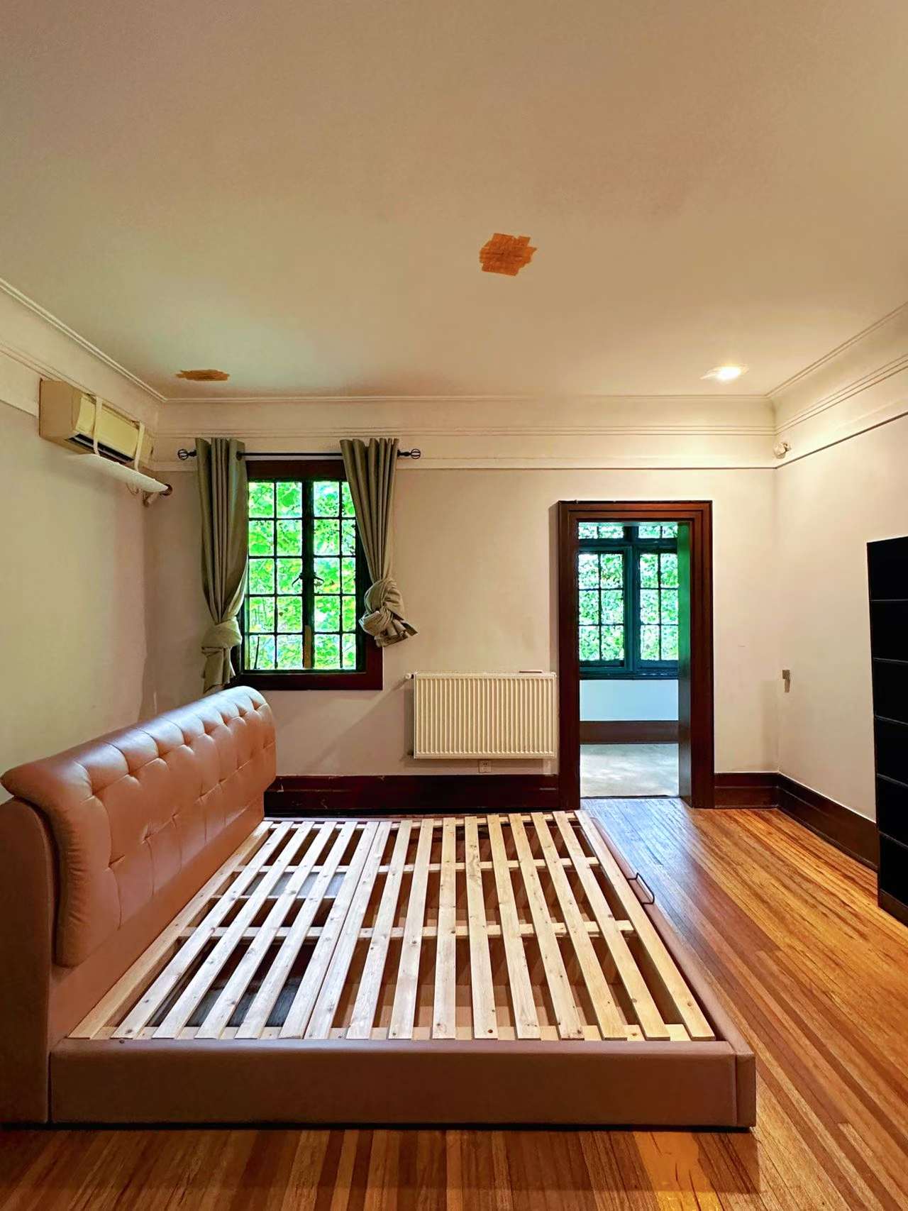 Hunan-Road-Villa-Apartment-191-sqm-3-Bed-3-Bath-FFC-Garden (6) 1928 heritage garden villa on protected Hunan Road. Main building first floor plus separate annex. 150 sqm private garden, garage included. 58,000 RMB/month.