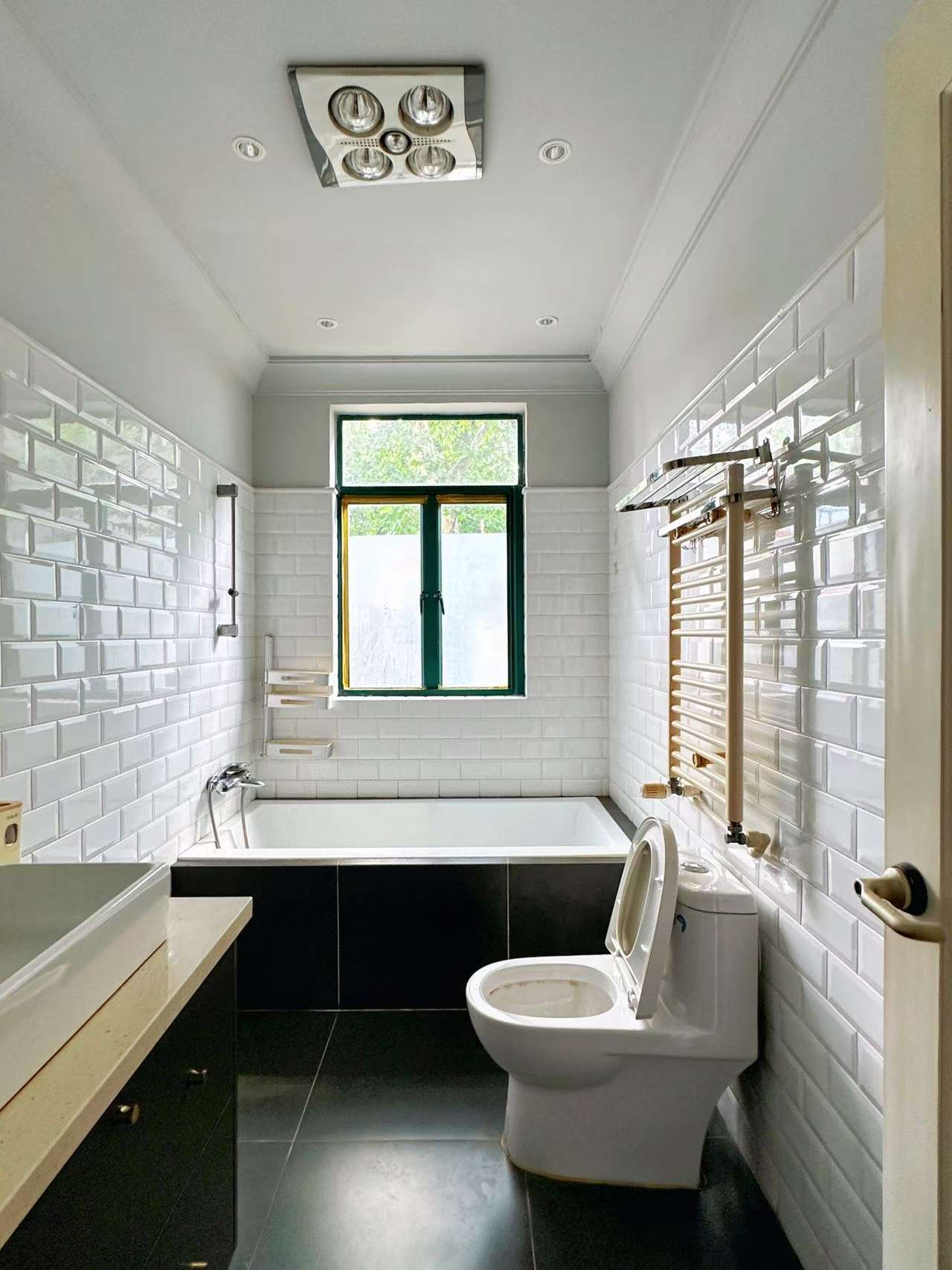 Hunan-Road-Villa-Apartment-191-sqm-3-Bed-3-Bath-FFC-Garden (8) 1928 heritage garden villa on protected Hunan Road. Main building first floor plus separate annex. 150 sqm private garden, garage included. 58,000 RMB/month.