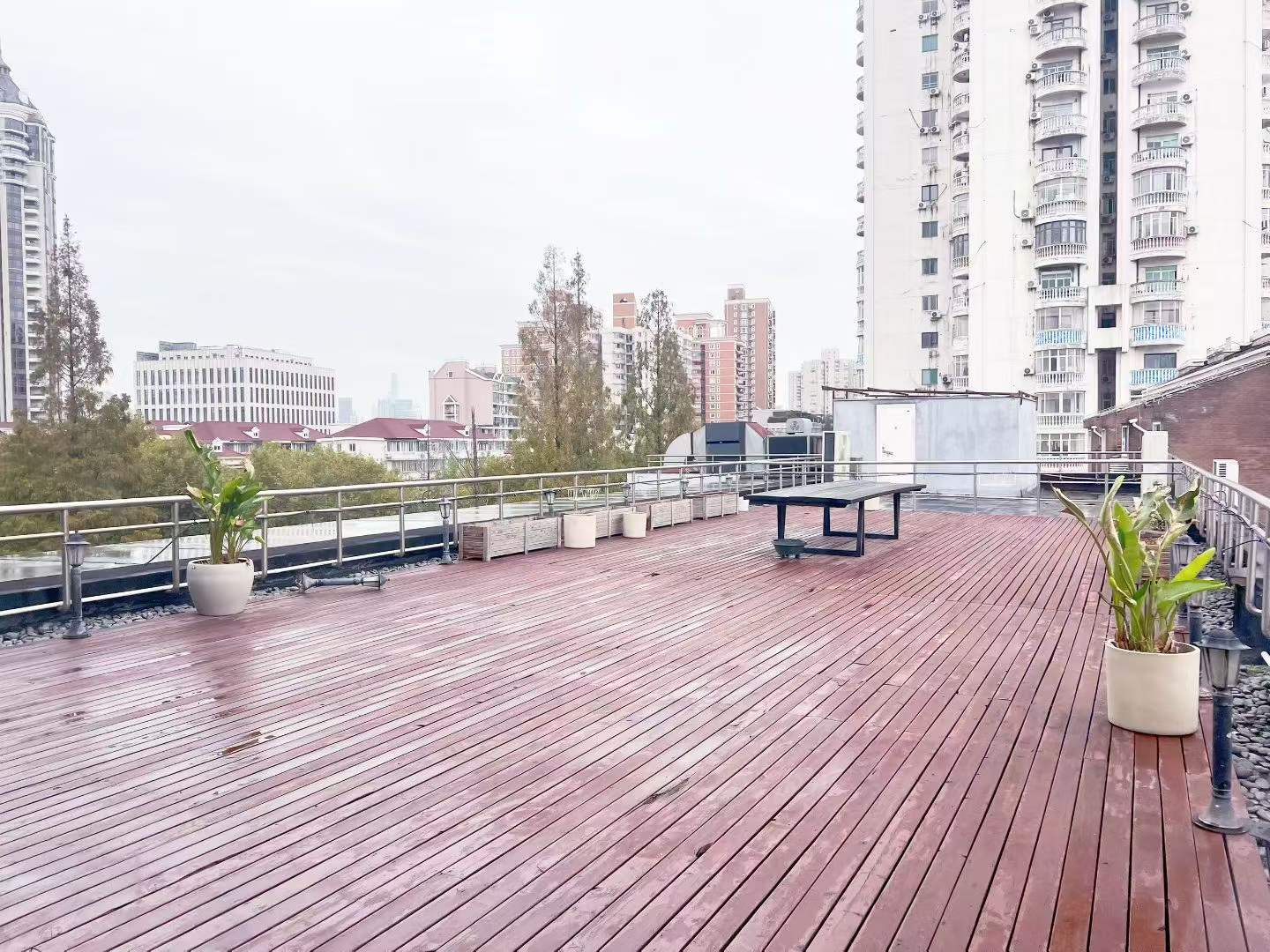 Spacious 520 sqm usable whole-floor office on Panyu Road with large terrace. 6 rooms, 3 halls, 2 baths. Management fee and Fapiao included. Creative corridor location.