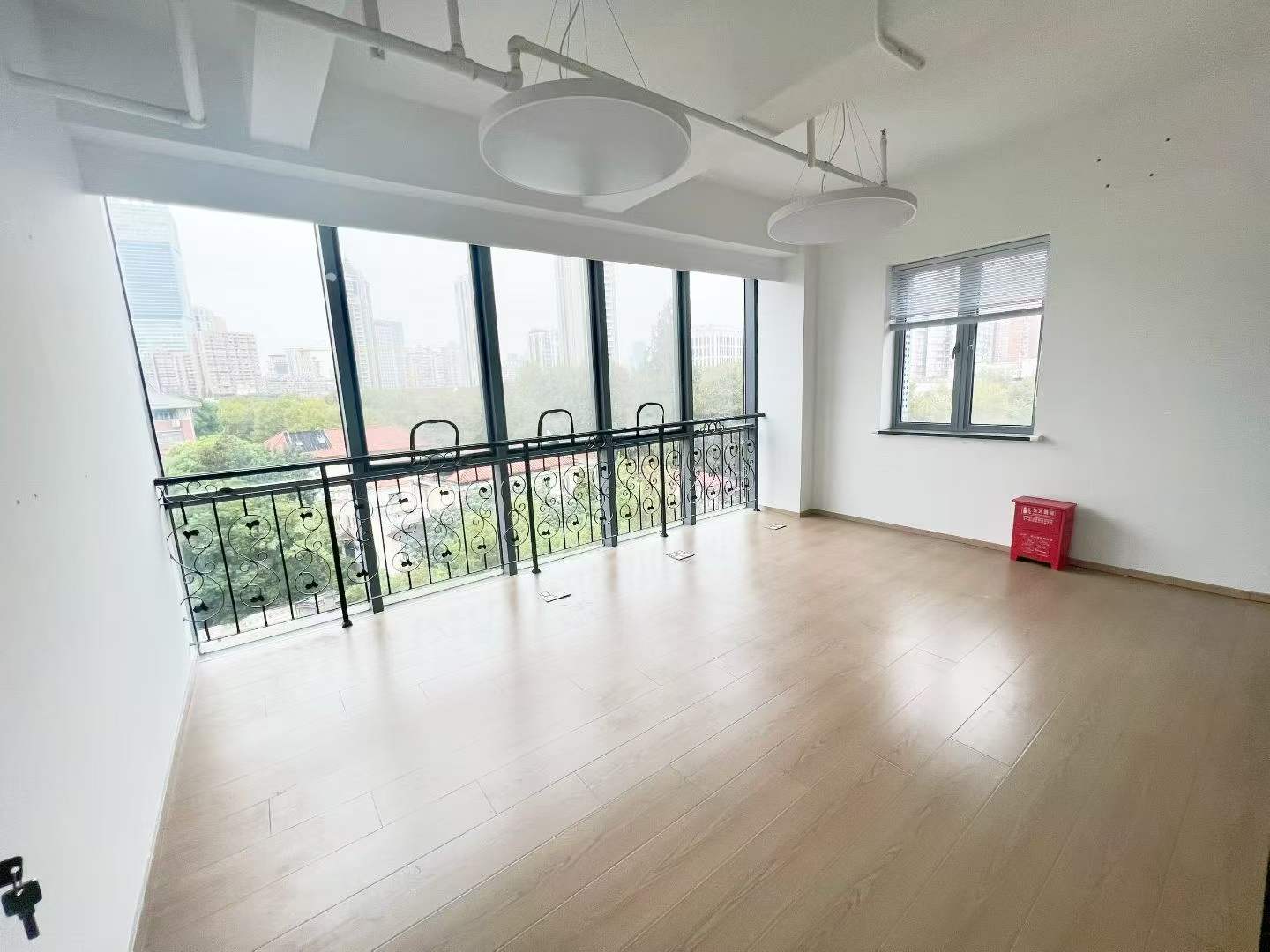 Spacious 520 sqm usable whole-floor office on Panyu Road with large terrace. 6 rooms, 3 halls, 2 baths. Management fee and Fapiao included. Creative corridor location.