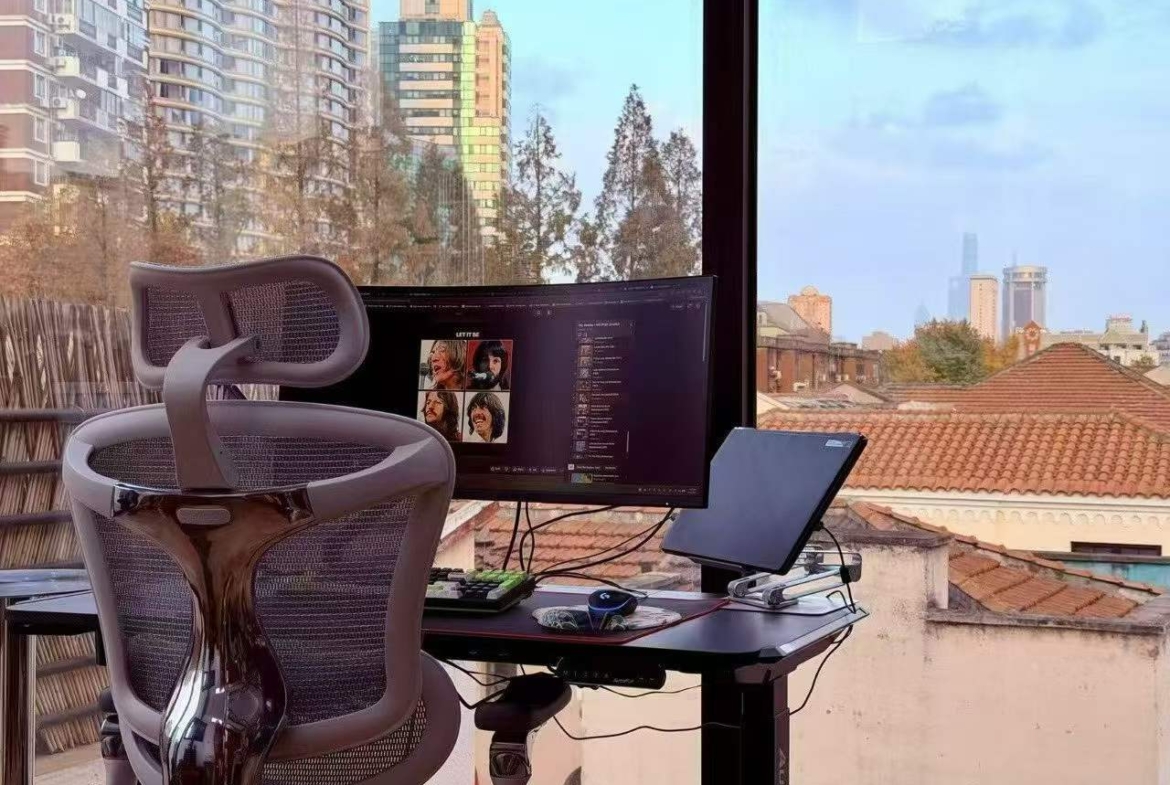 Owner direct: stunning 160 sqm pre-war apartment on Changle Road with 3 private terraces and parking. 2M RMB renovation, 3.2m ceilings, 一梯两户 privacy. 36,000 RMB/month.