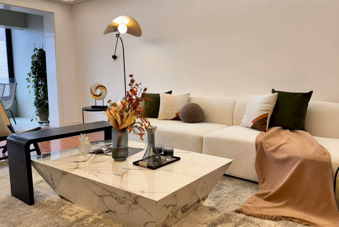 Spacious 267 sqm 4+1 bedroom duplex on high floor at Shanghai Grand Plaza, Julu Road. Wall heating, clubhouse with outdoor pool and tennis. Owner direct – exceptional value. 41,800 RMB/month.
