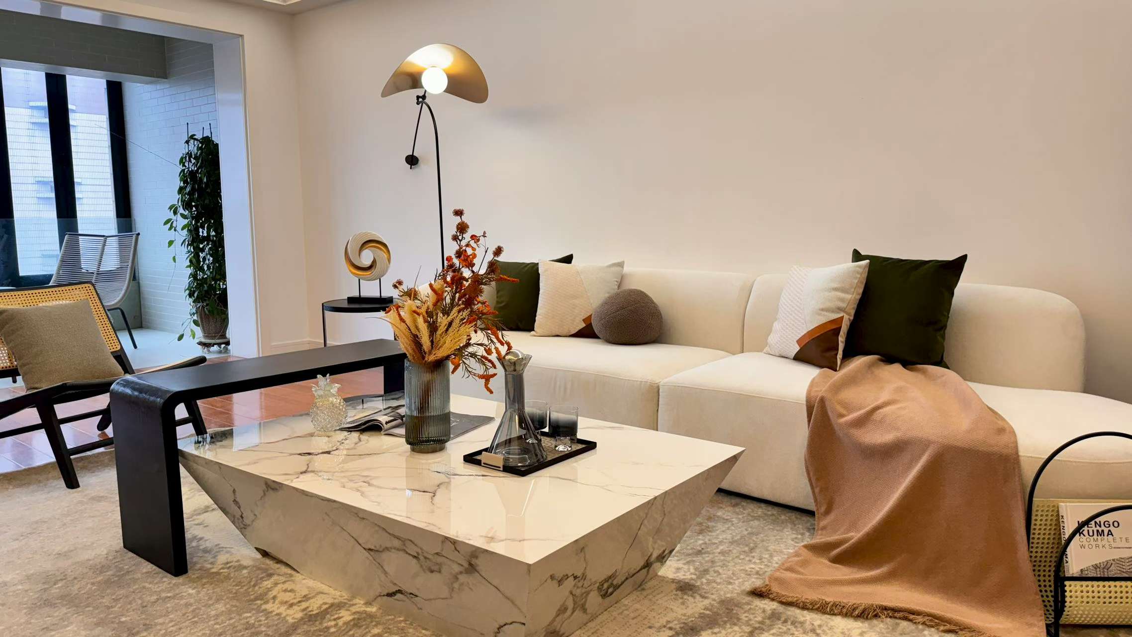 Spacious 267 sqm 4+1 bedroom duplex on high floor at Shanghai Grand Plaza, Julu Road. Wall heating, clubhouse with outdoor pool and tennis. Owner direct – exceptional value. 41,800 RMB/month.