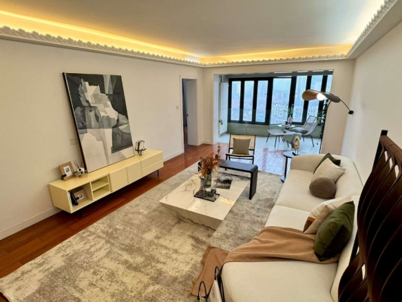 Spacious 267 sqm 4+1 bedroom duplex on high floor at Shanghai Grand Plaza, Julu Road. Wall heating, clubhouse with outdoor pool and tennis. Owner direct – exceptional value. 41,800 RMB/month.