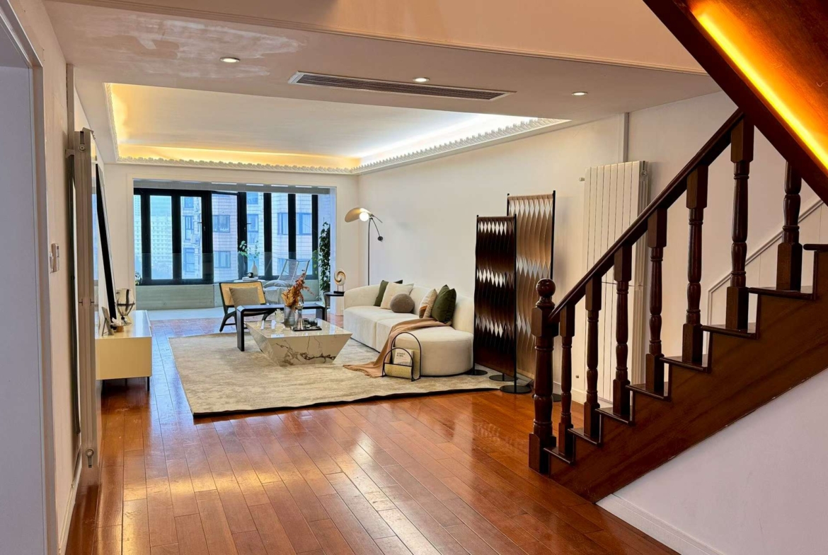 Spacious 267 sqm 4+1 bedroom duplex on high floor at Shanghai Grand Plaza, Julu Road. Wall heating, clubhouse with outdoor pool and tennis. Owner direct – exceptional value. 41,800 RMB/month.