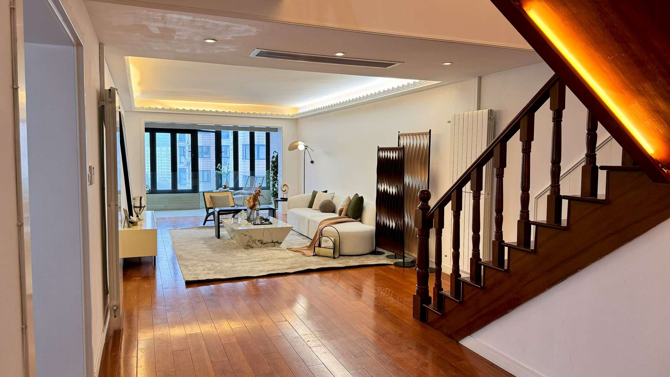 Spacious 267 sqm 4+1 bedroom duplex on high floor at Shanghai Grand Plaza, Julu Road. Wall heating, clubhouse with outdoor pool and tennis. Owner direct – exceptional value. 41,800 RMB/month.