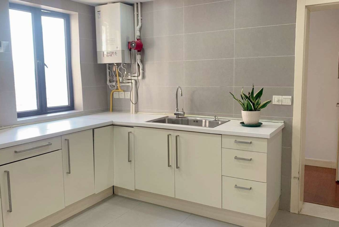 Spacious 267 sqm 4+1 bedroom duplex on high floor at Shanghai Grand Plaza, Julu Road. Wall heating, clubhouse with outdoor pool and tennis. Owner direct – exceptional value. 41,800 RMB/month.