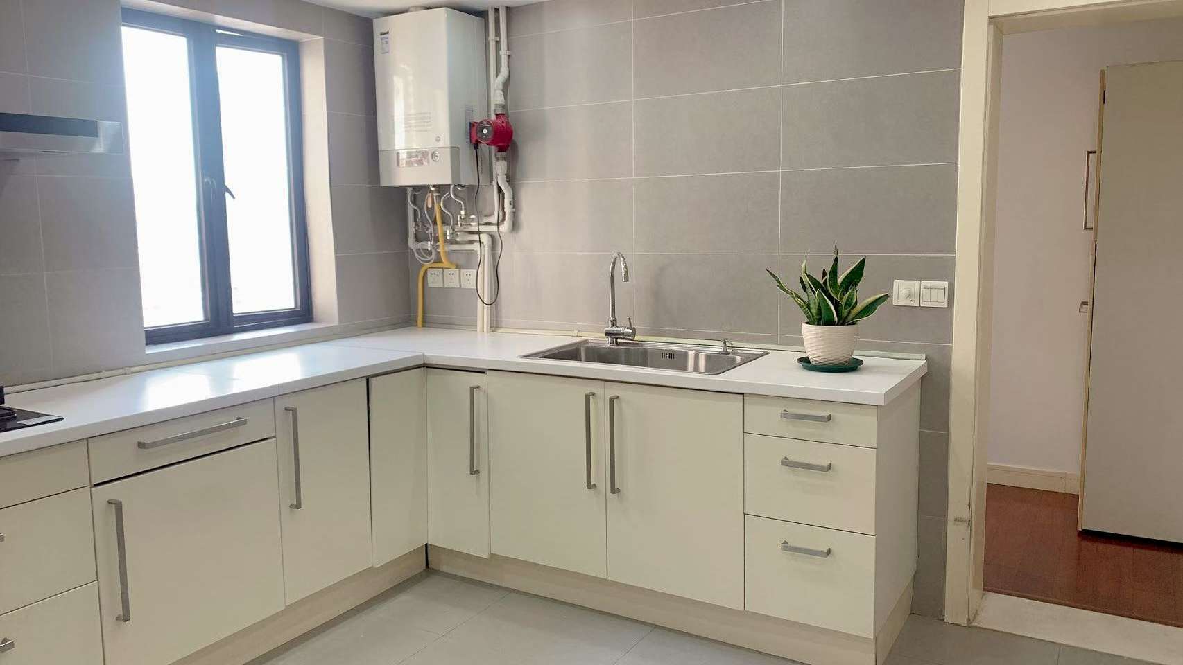 Spacious 267 sqm 4+1 bedroom duplex on high floor at Shanghai Grand Plaza, Julu Road. Wall heating, clubhouse with outdoor pool and tennis. Owner direct – exceptional value. 41,800 RMB/month.
