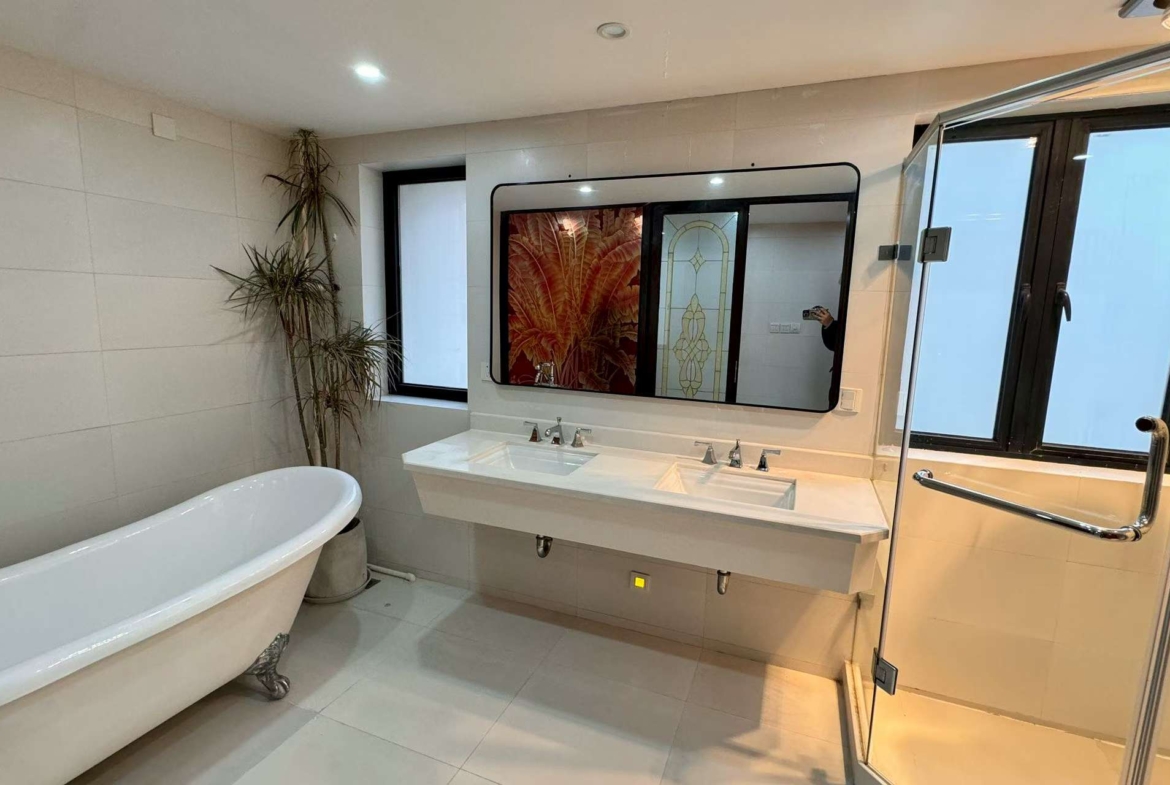 Spacious 267 sqm 4+1 bedroom duplex on high floor at Shanghai Grand Plaza, Julu Road. Wall heating, clubhouse with outdoor pool and tennis. Owner direct – exceptional value. 41,800 RMB/month.