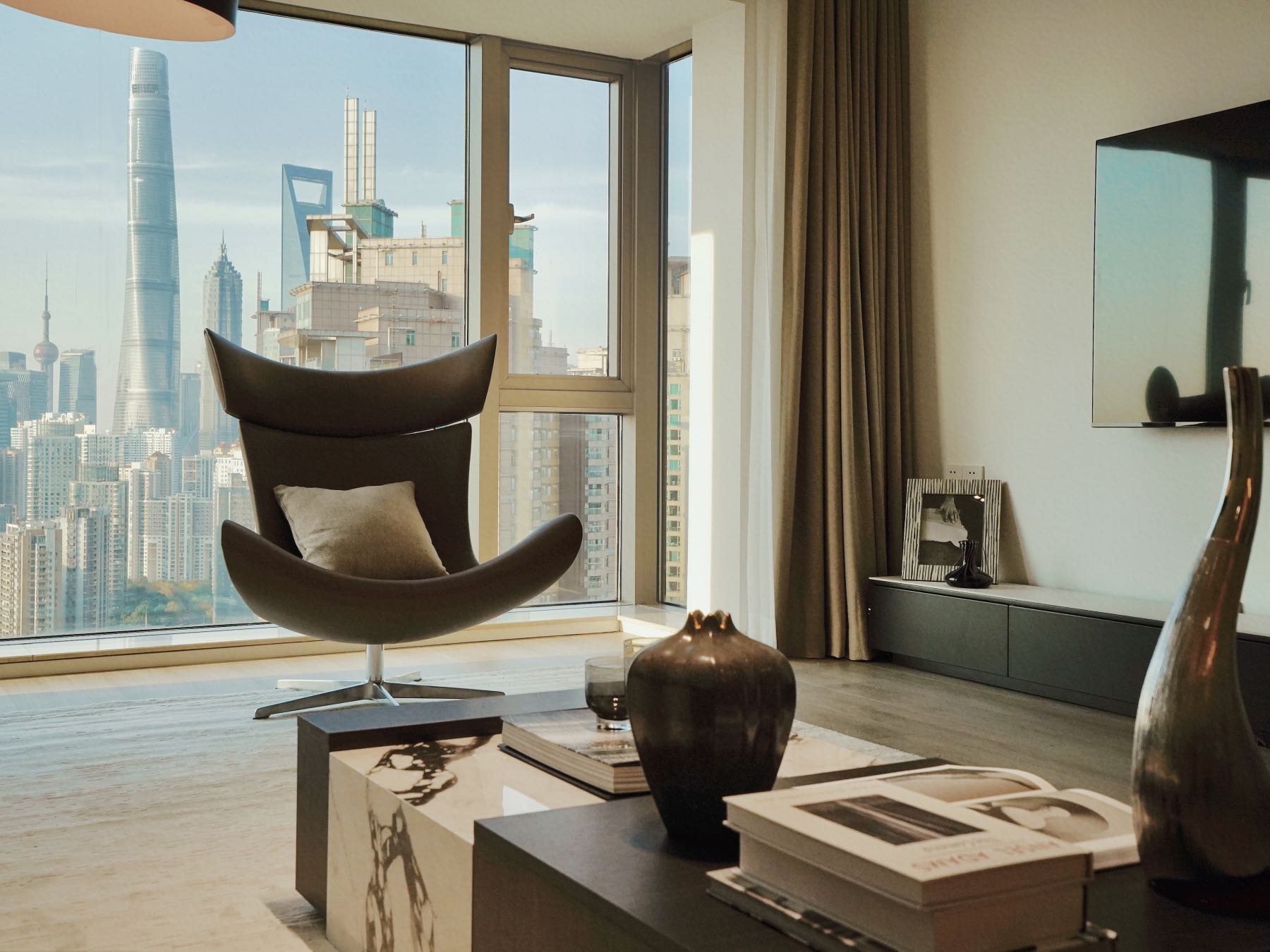 Stunning 46th floor apartment at Shimao Riviera Garden's "Building King" location. 210 sqm 3-bed, 3-bath + maid's room. Panoramic river views. Central AC + underfloor heating. 49,000 RMB/month.