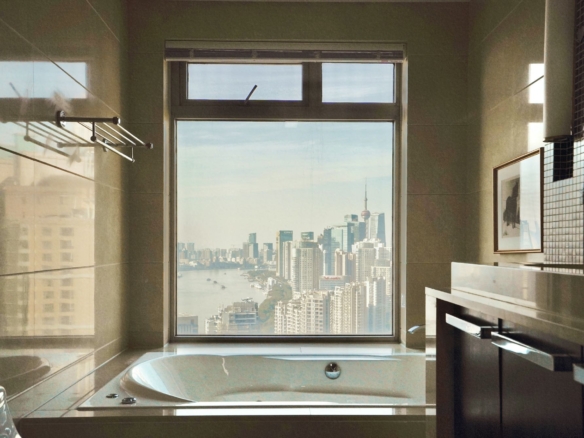 Stunning 46th floor apartment at Shimao Riviera Garden's "Building King" location. 210 sqm 3-bed, 3-bath + maid's room. Panoramic river views. Central AC + underfloor heating. 49,000 RMB/month.
