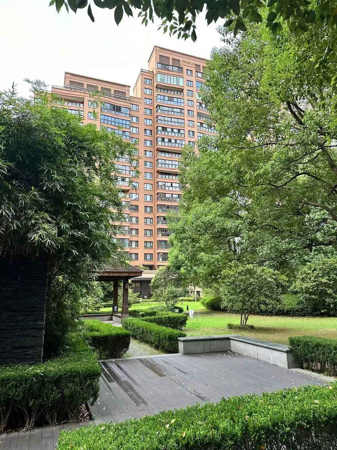 Territory Shanghai (泰府名邸) offers spacious, budget-friendly apartments in central Jing‘an. 40% greenery, 1:1 parking, near Nanjing West Road. Read our full expat compound guide.