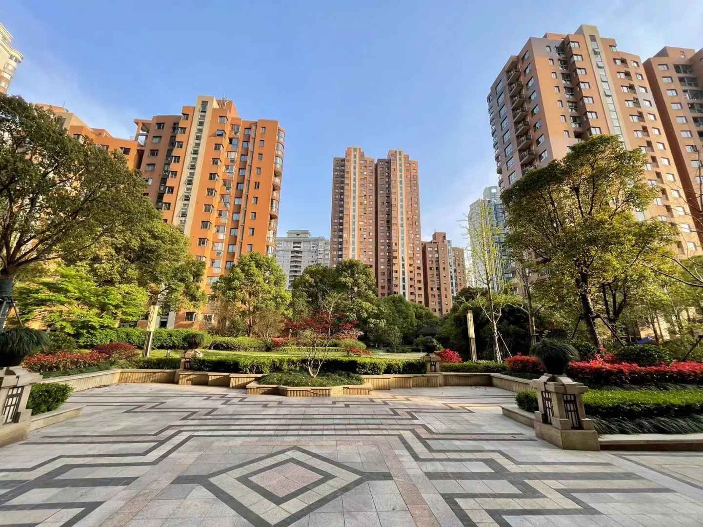 Territory Shanghai (泰府名邸) offers spacious, budget-friendly apartments in central Jing‘an. 40% greenery, 1:1 parking, near Nanjing West Road. Read our full expat compound guide.