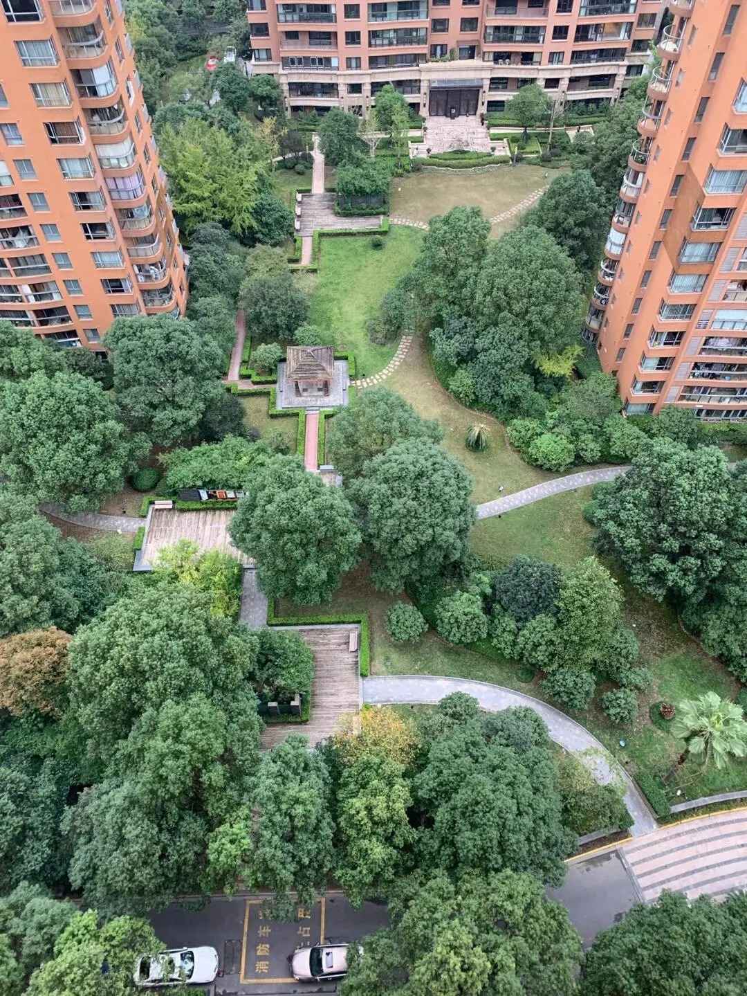 Territory Shanghai (泰府名邸) offers spacious, budget-friendly apartments in central Jing‘an. 40% greenery, 1:1 parking, near Nanjing West Road. Read our full expat compound guide.