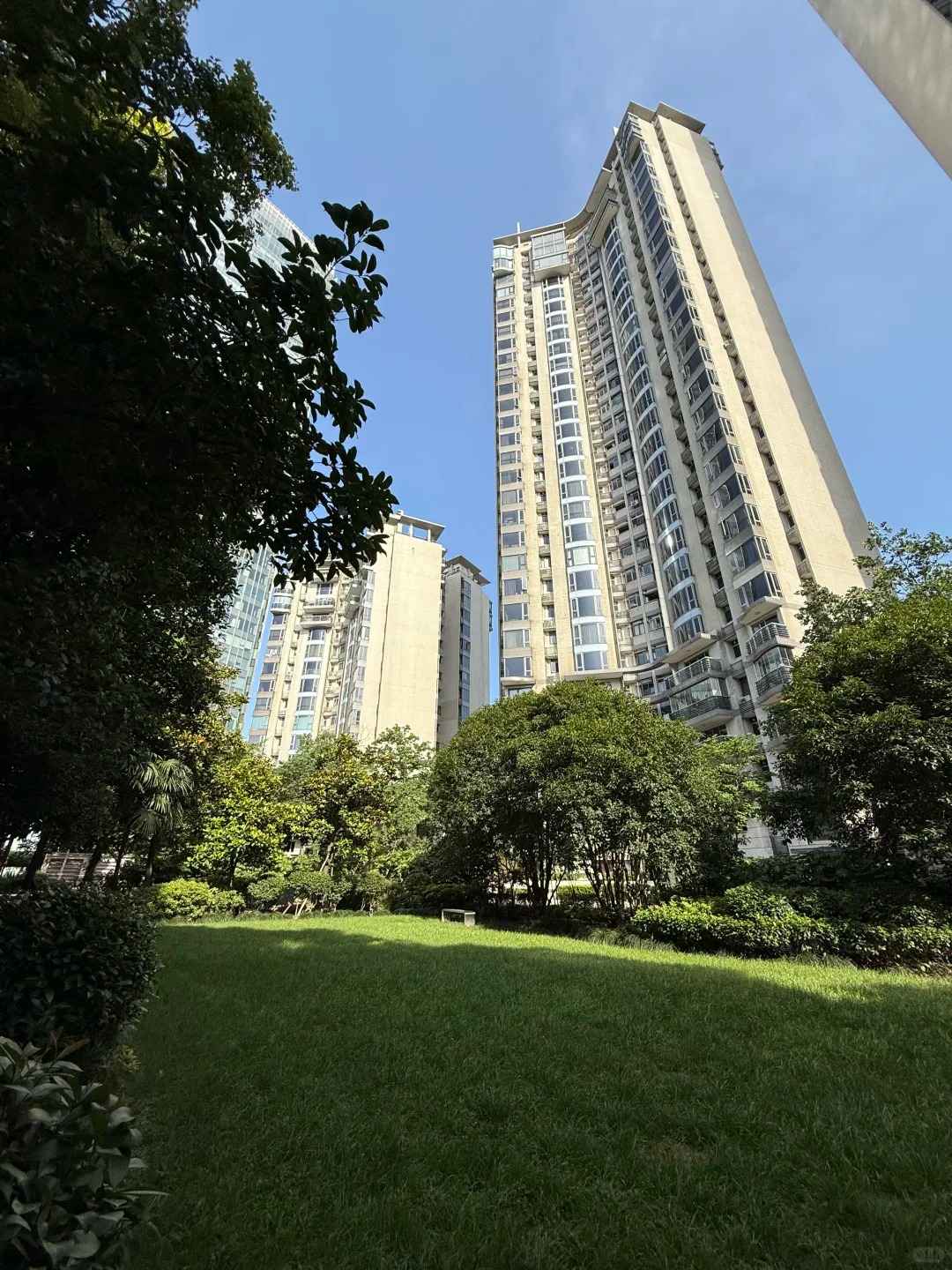 In the heart of FFC & Anfu Road. 50% greenery, decent clubhouse and a strong expat community. Our complete guide to The Summit in the Former French Concession.