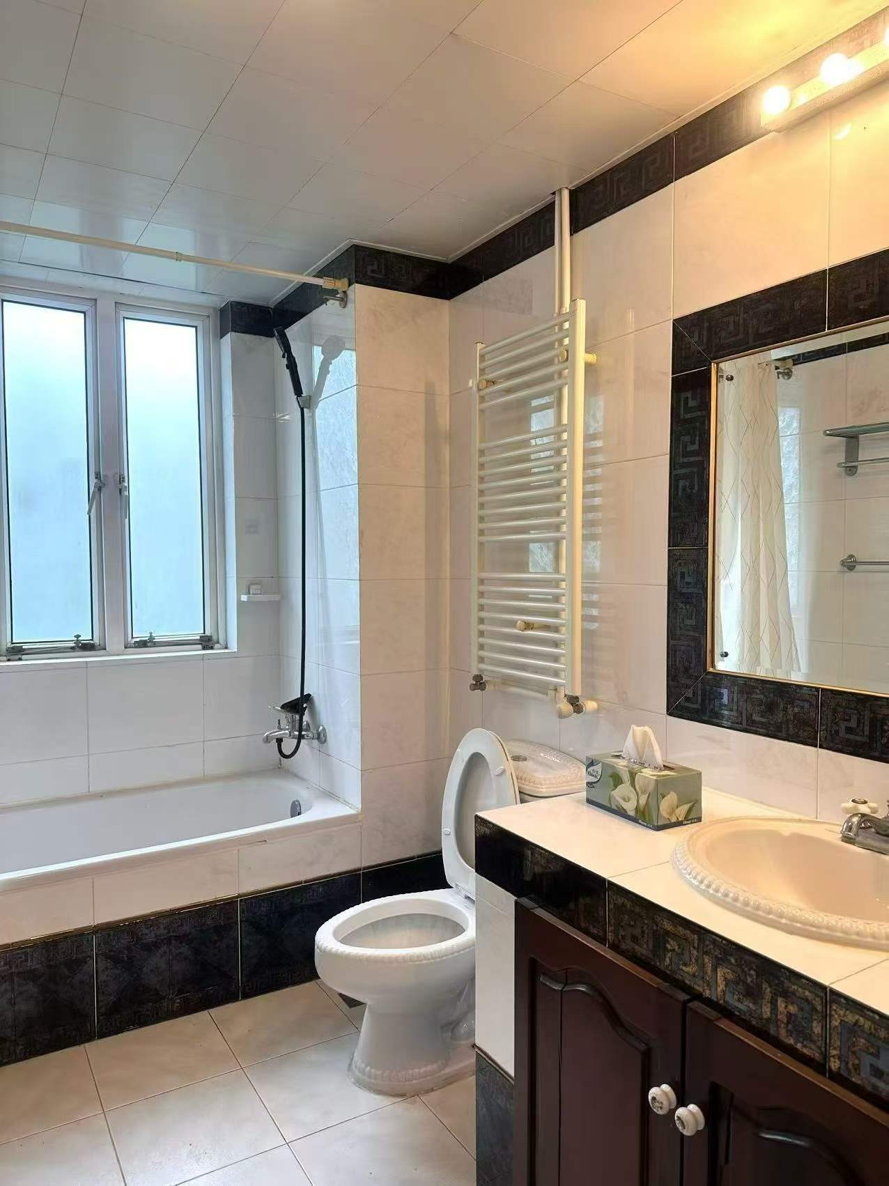 Hengshan Road | Art Apartment | 147 sqm | 3-Bed 2-Bath | Wall Heating + Balcony