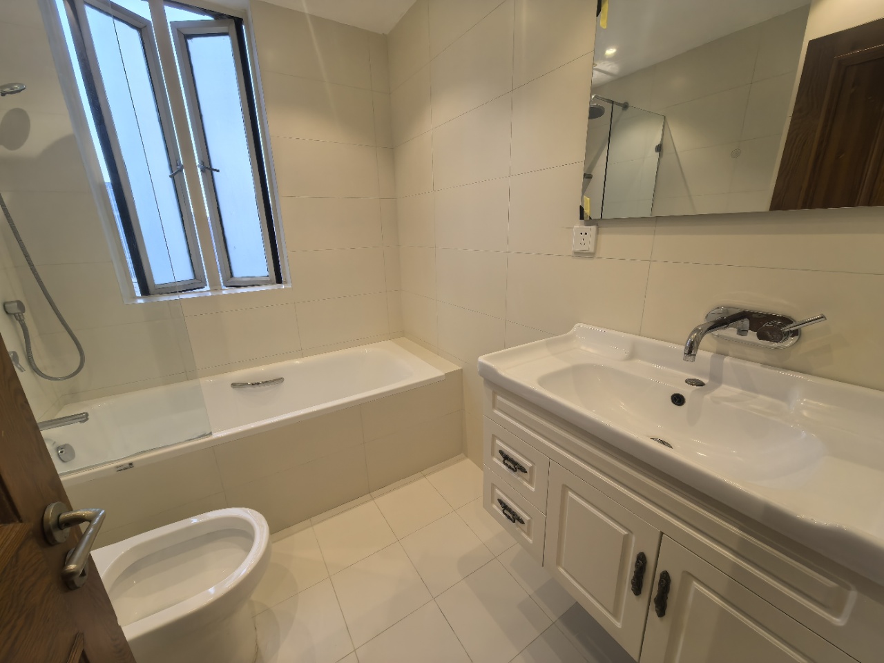 Ladoll International City | 120 sqm | 2-Bed 2-Bath | High Floor | Dishwasher