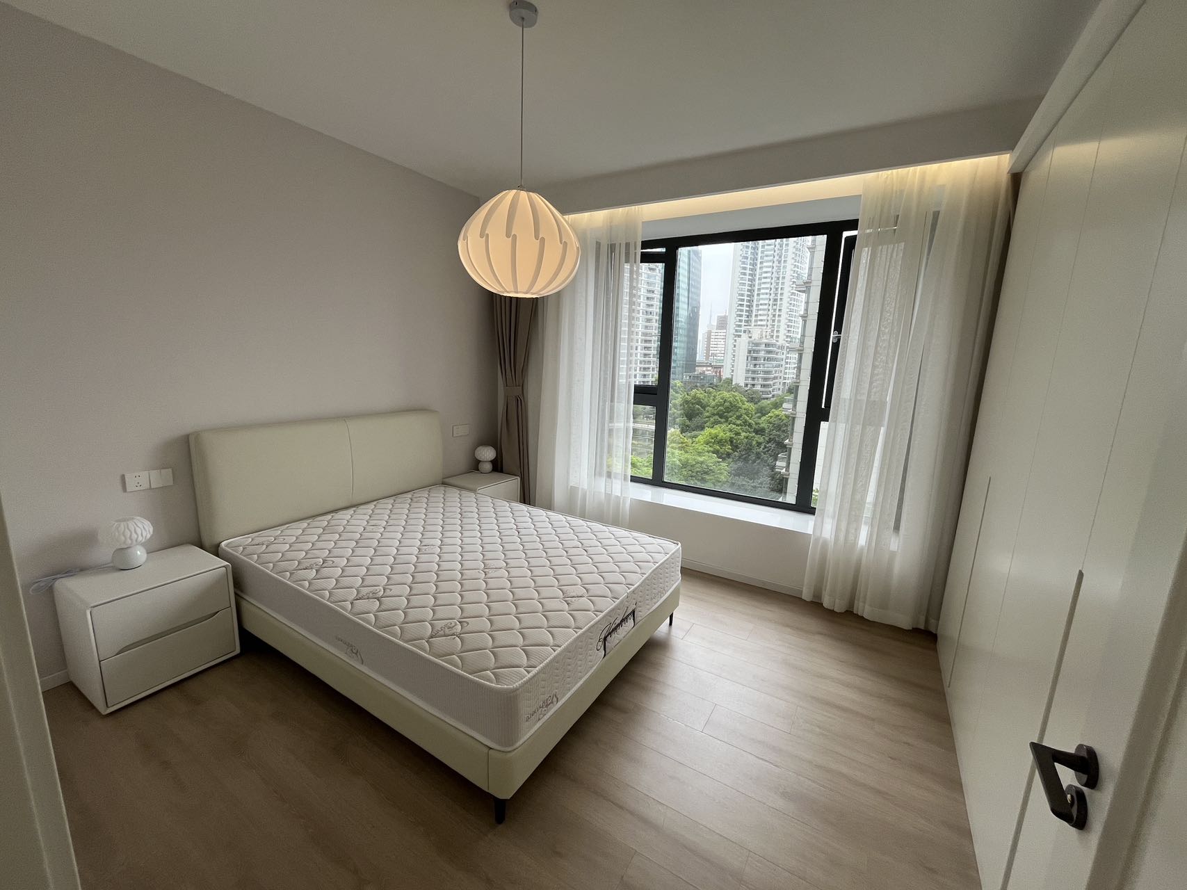 Top of City | 145 sqm | 3-Bed 2-Bath | High Floor | Premium New Renovation | Full Siemens Kitchen + LG Dryer + Smart Toilet