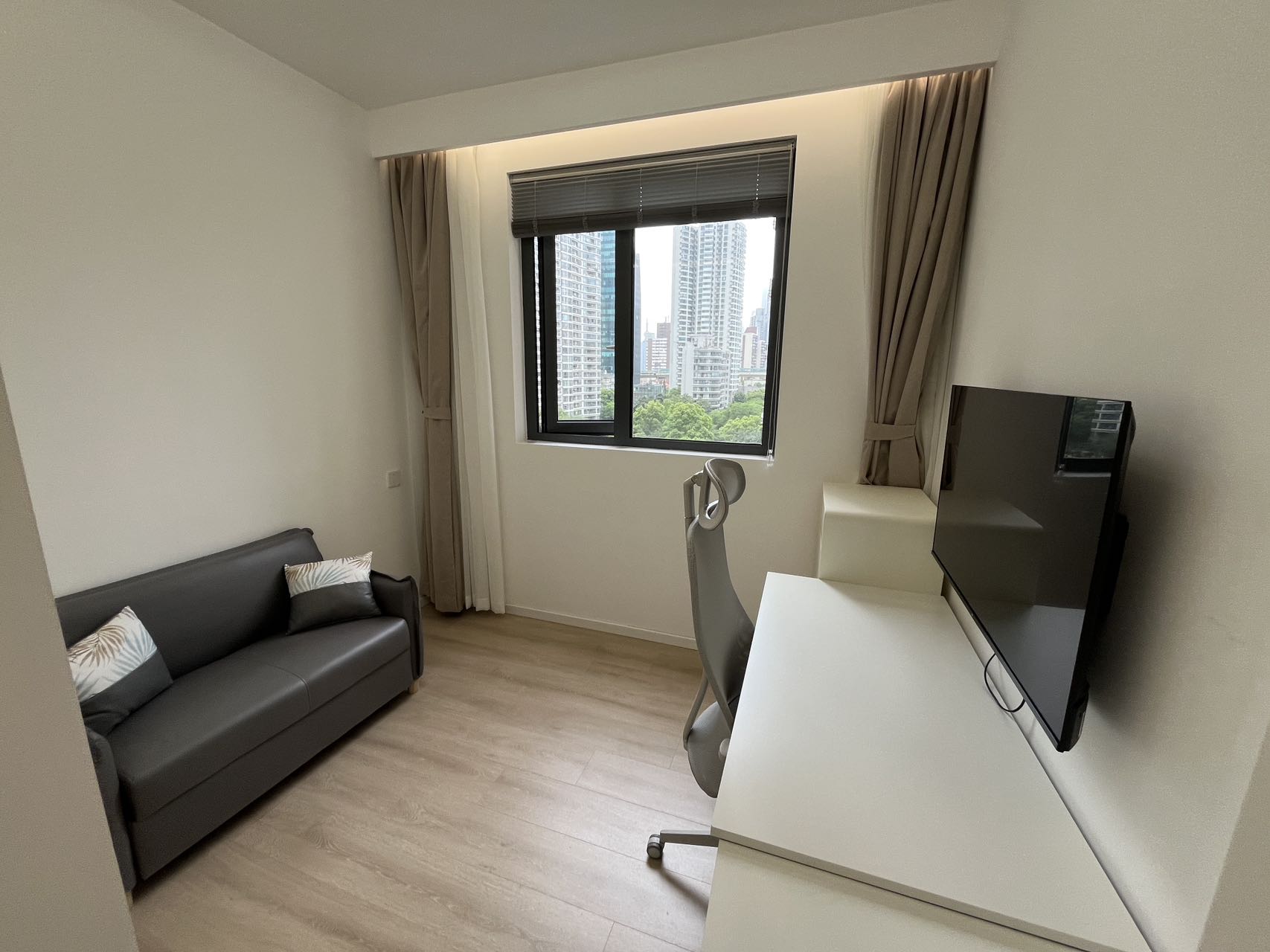 Top of City | 145 sqm | 3-Bed 2-Bath | High Floor | Premium New Renovation | Full Siemens Kitchen + LG Dryer + Smart Toilet