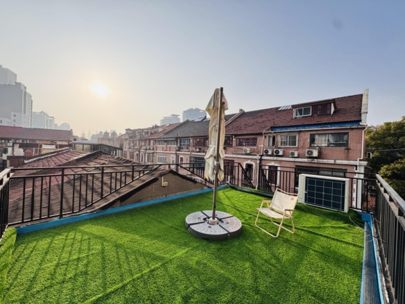 Rare entire Bauhaus building on Shaanxi Rd, near Nanjing West Rd metro. 300 sqm, 2 terraces, BOSE audio. Live-work license available. Brand new. 49,800 RMB/month.