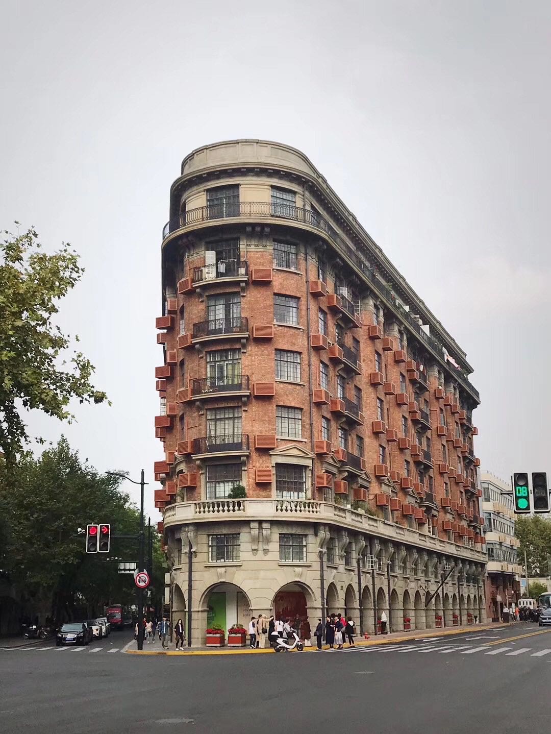 Live in the legendary Wukang Building (Normandy Apartments). 180 sqm 3-bed, 2-bath in a 1924 László Hudec masterpiece. Unfurnished. Rare vacancy. 36,000 RMB/month.