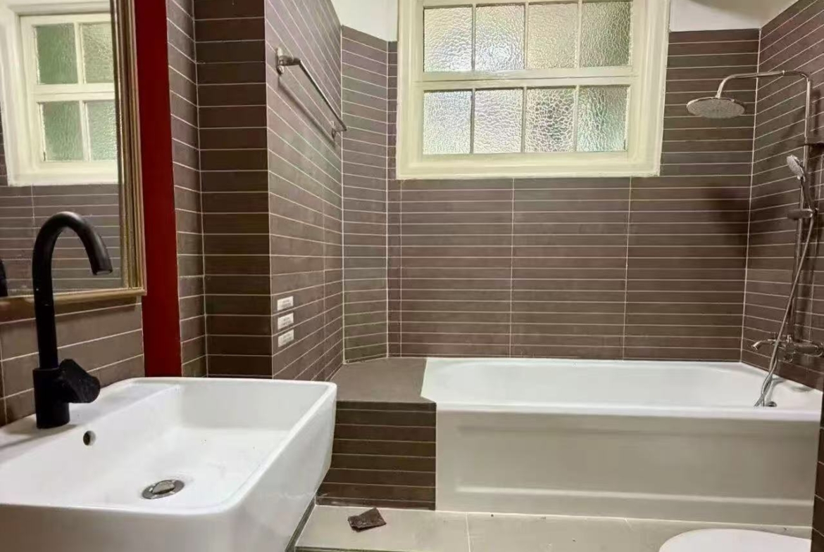 Live in the legendary Wukang Building (Normandy Apartments). 180 sqm 3-bed, 2-bath in a 1924 László Hudec masterpiece. Unfurnished. Rare vacancy. 36,000 RMB/month.
