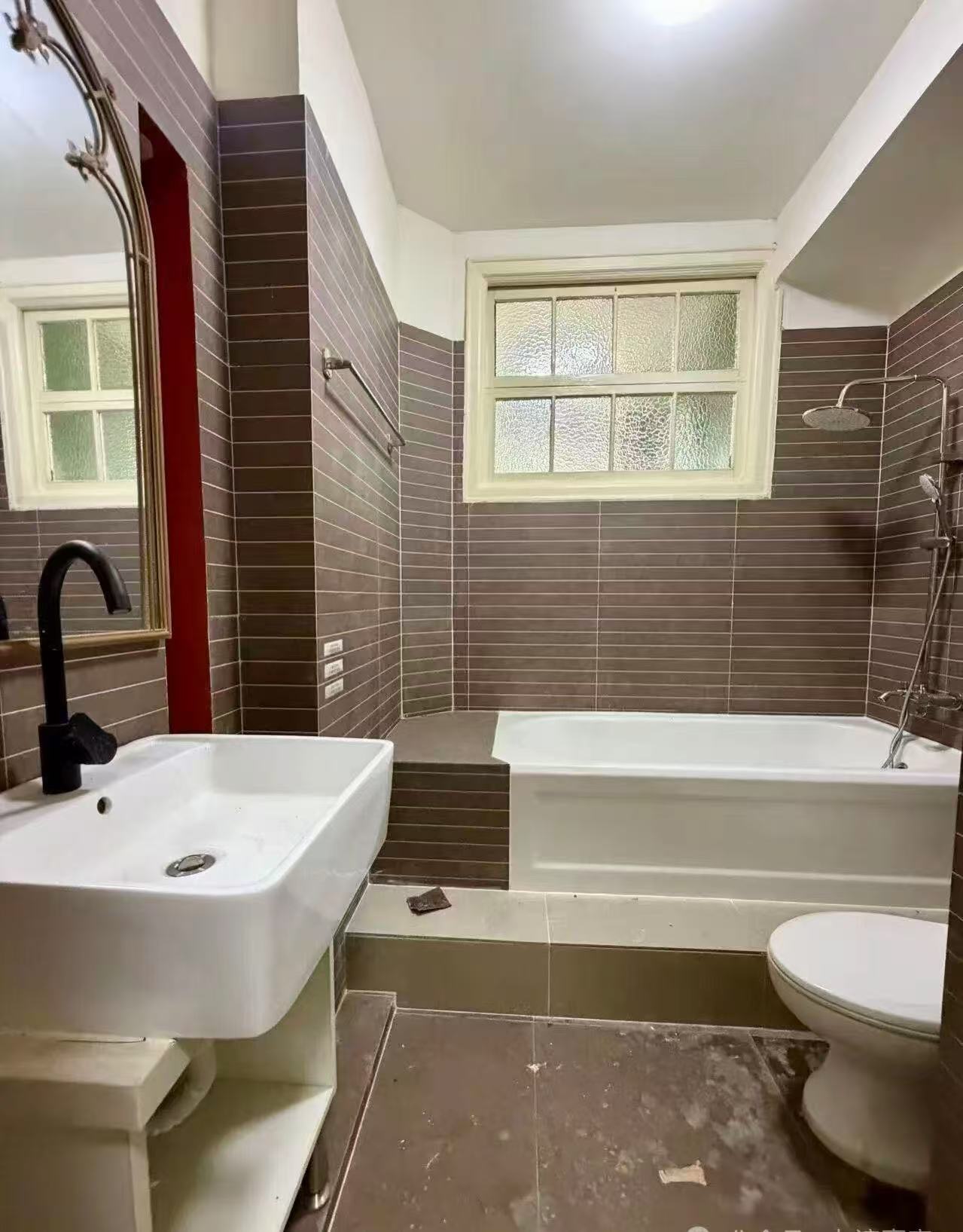 Live in the legendary Wukang Building (Normandy Apartments). 180 sqm 3-bed, 2-bath in a 1924 László Hudec masterpiece. Unfurnished. Rare vacancy. 36,000 RMB/month.