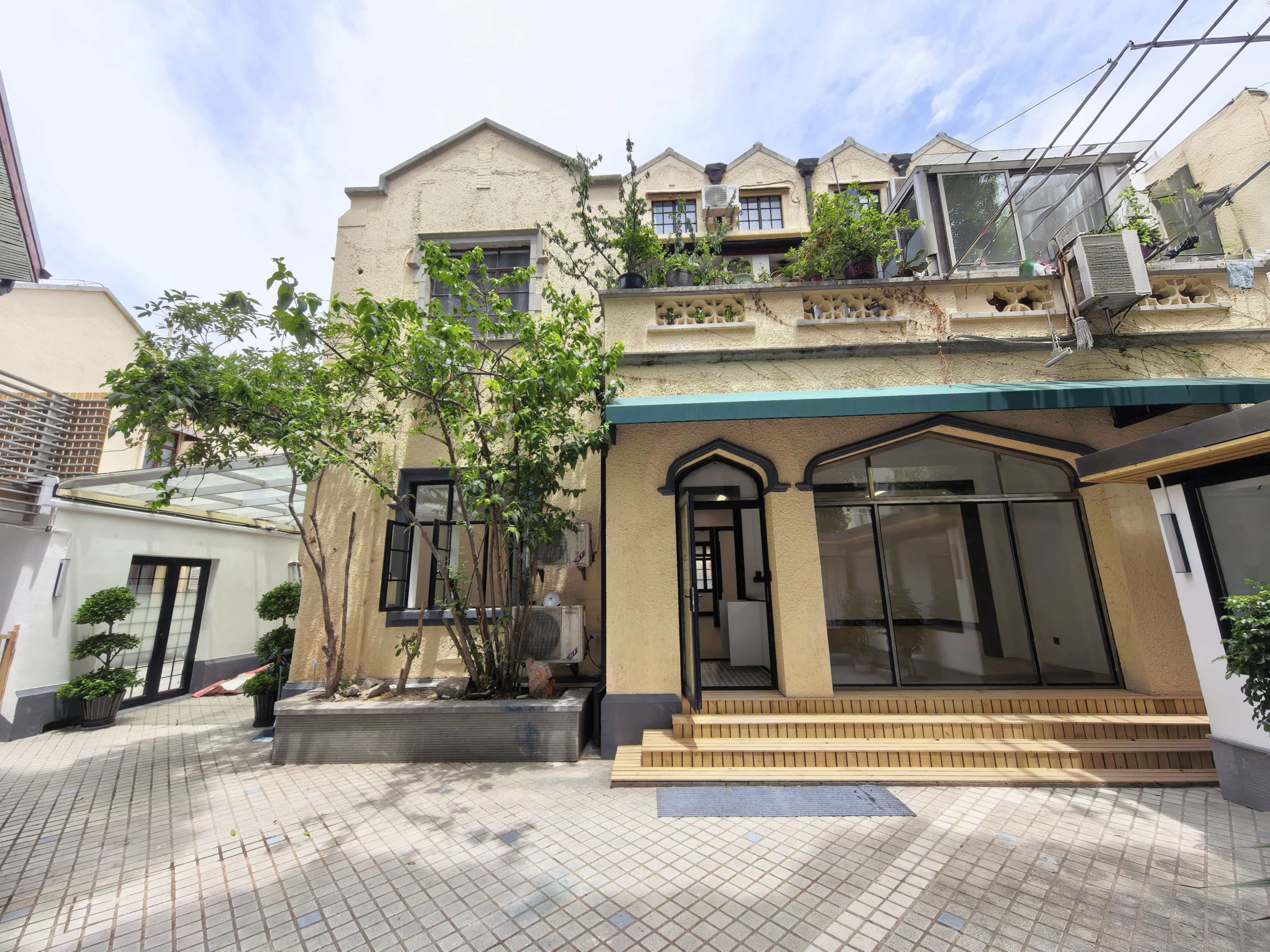 Rare 1934 Yong‘an Bieye heritage compound. Main + annex buildings, 300 sqm + 100 sqm courtyard. Commercial registration + parking available. Office, showroom, studio, clubhouse, or live-work. 58k/month.