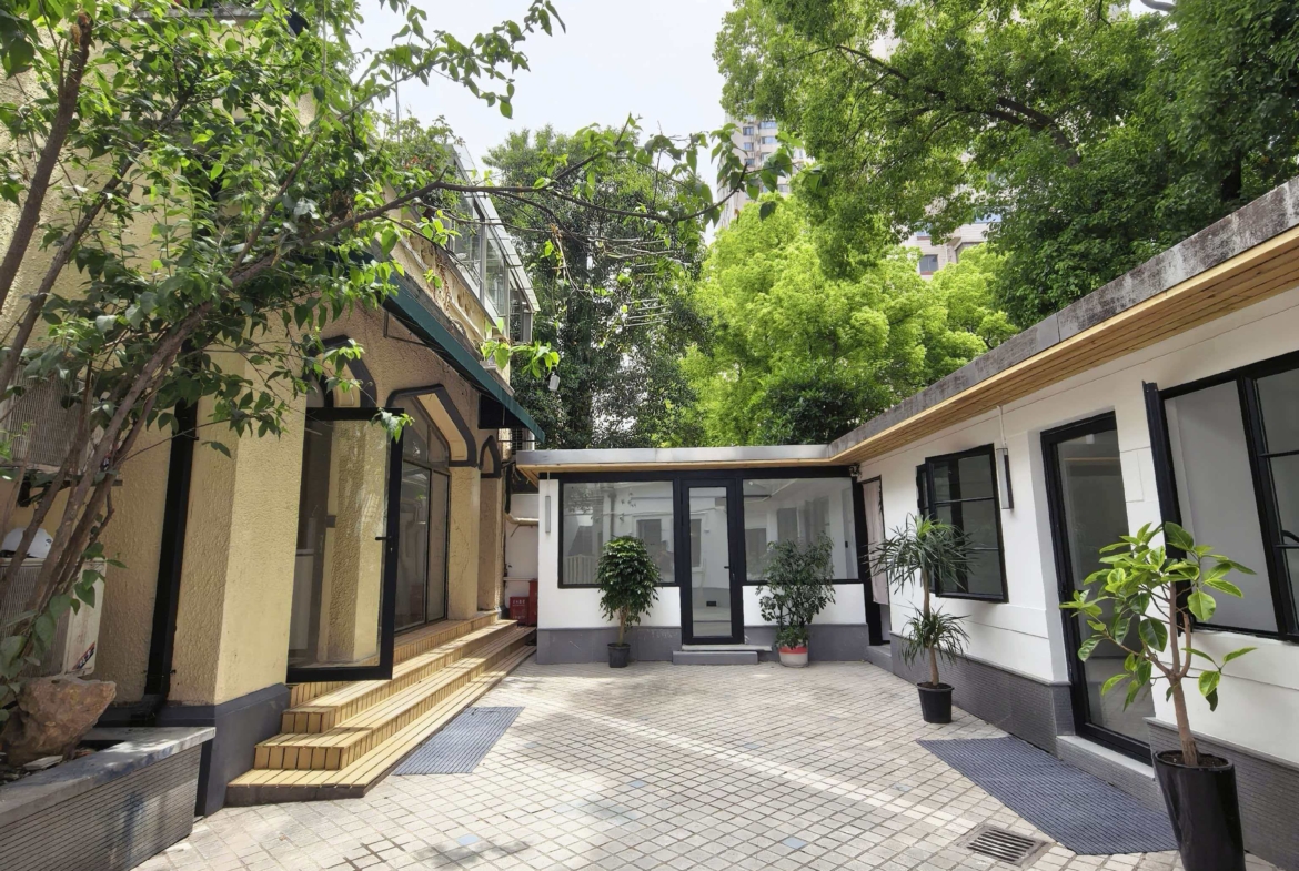 Rare 1934 Yong‘an Bieye heritage compound. Main + annex buildings, 300 sqm + 100 sqm courtyard. Commercial registration + parking available. Office, showroom, studio, clubhouse, or live-work. 58k/month.